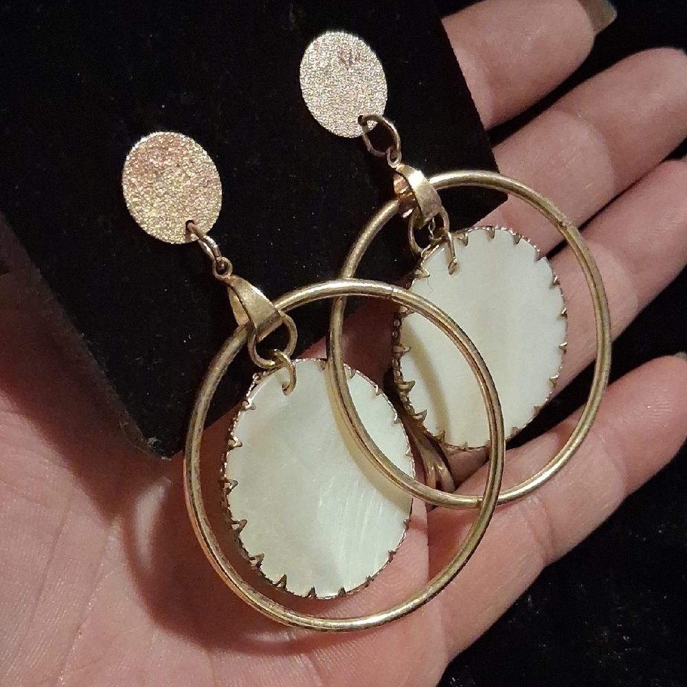Mother of Pearl Gold and White Circle Earrings - Picture 5 of 5